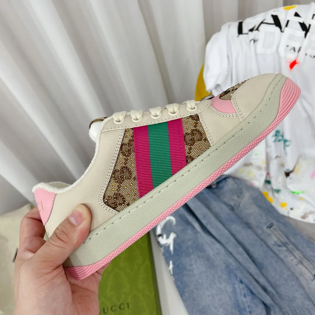 Factory price: 580💰 GUCCI Gucci's newly upgraded back cover lining, top-notch old dirty shoes, classic casual sports shoes for couples, retro sneakers and old G family dirty shoes, updated at the counter simultaneously! ①The shoe upper has the same water-based edge coating process as the original version⚠️The ordinary oil edges on the market have a strong glue feel and are easy to fall off! Grade A first-layer nubuck leather (with pores)/matching computer embroidered double G cloth, high-density terry velvet lining. ② A PVC transparent small round mark sealing line is added to the details of the midsole. The mold is opened six times and the jewelry craftsmanship is used to customize the two-color double G buckle, striving to be the same as the original version. A pair of buttons is more than three times more expensive than ordinary buckles on the market. ③An old two-color washable label, the chip is placed on the outer waist of the right foot, the entire shoe is completely hollowed out with rubber technology, TUP material (rubber to distinguish the market) with the latest green packaging from the counter, 3D printed handbag, and a pair of shoelaces. There is no pressure when entering and exiting the counter. You can buy a 1:1 accurate replica of the original version and modify and upgrade it repeatedly. The details are perfectly restored, the materials are all customized, and they are truly top-notch. Please look at the details clearly to identify the quality. Upper: First-layer frosted cowhide/embroidered double G cloth. Lining: original high-density velvet lining. Foot pads: original pearlescent sheepskin. Outsole: private molded vacuum TPU material. Packaging: original top-grade full set packaging at the counter. Shoe size: women's size 35-40, men's size 39-44 (men's size 38, 45🉑️customized, non-returnable)